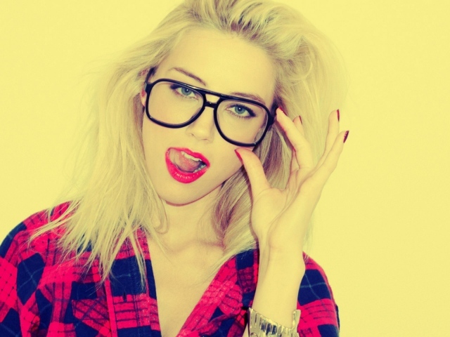 Блондинка в клетчатой рубашке