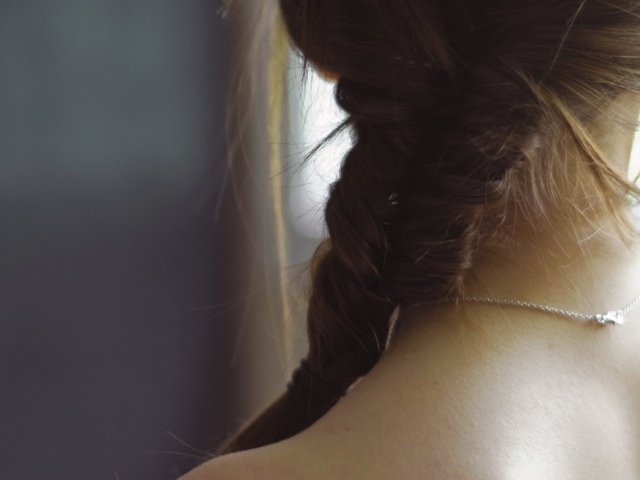 Брюнетка с косой