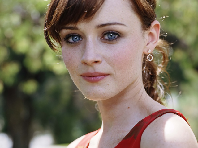 Знаменитая модель с веснушками