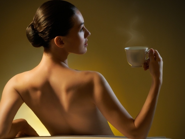 Девушка и ароматный чай