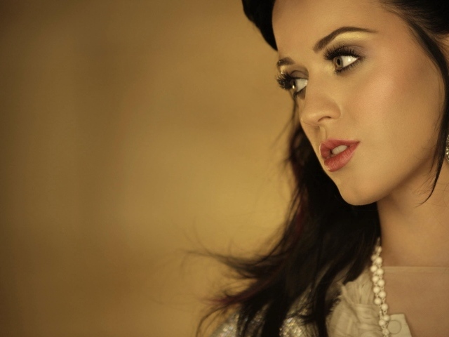 Девушка смотрит в сторону