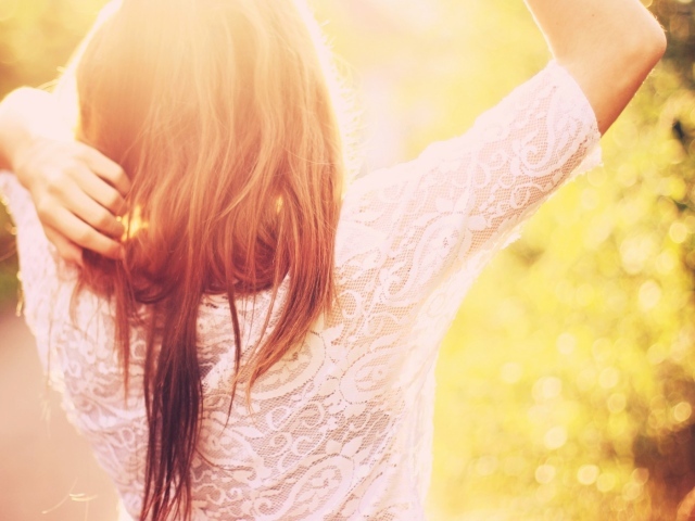 Девушка на прогулке в ясную погоду