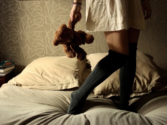 Девушка с плюшевым медведем