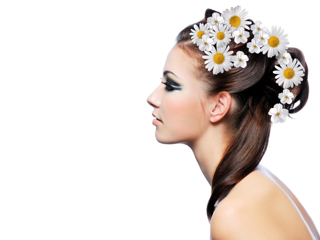 Девушка с ромашками в волосах