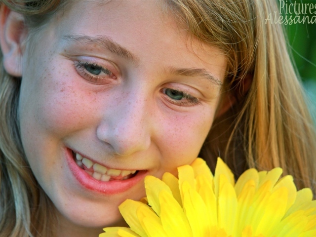 Девушка с веснушками и цветок