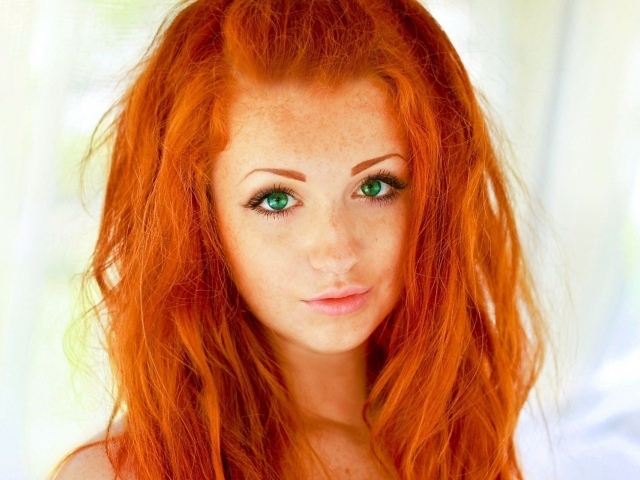 Рыжая девушка с веснушками