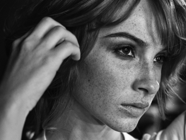 Задумчивая девушка с веснушками