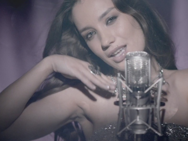 Модель Виктория Дайненко