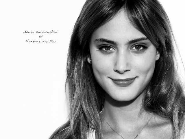 Красивая актриса Нора Арнезедер