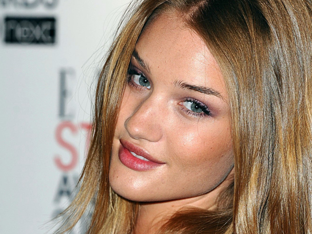 Популярная модель Роузи Хантингтон-Уайтли