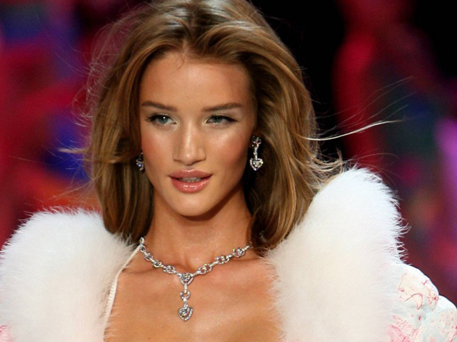 Известная звезда Роузи Хантингтон-Уайтли