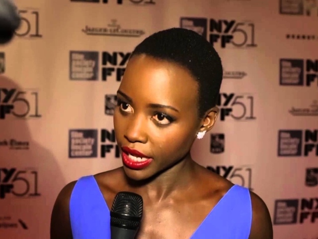 Красивая актриса Лупита Нионго