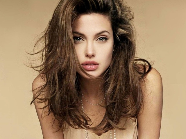Ангелина Джоли с распущенными волосами