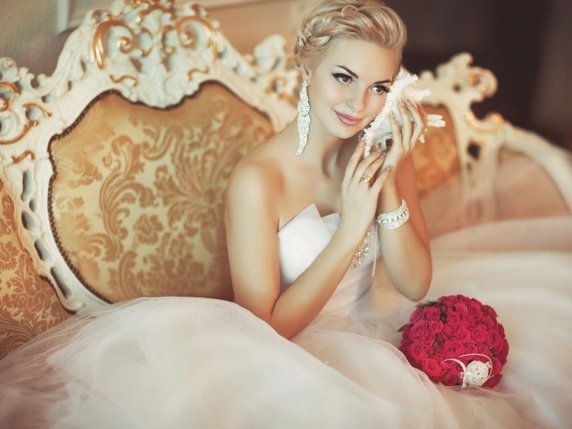 Блондинка в белом платье