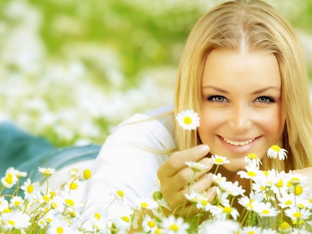 Блондинка с ромашками