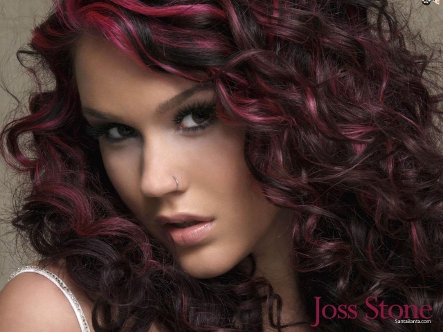 Кудрявая брюнетка