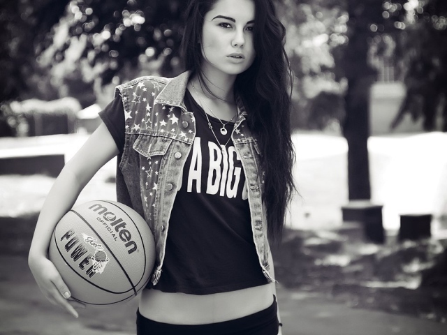 Диана Мелисон с мячом 