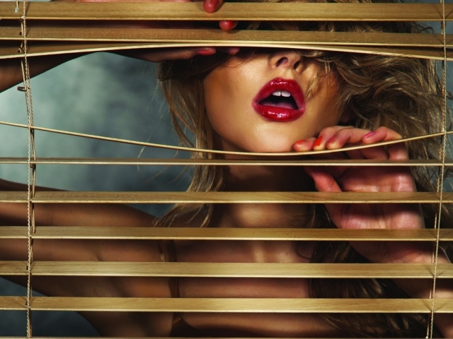 Девушка и жалюзи