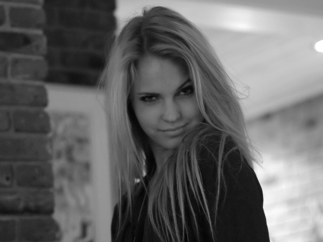 Девушка в черно белых тонах