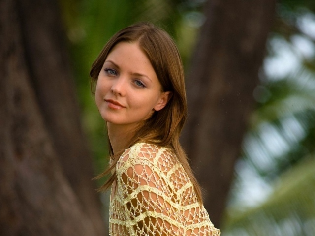 Девушка в ажурной кофте