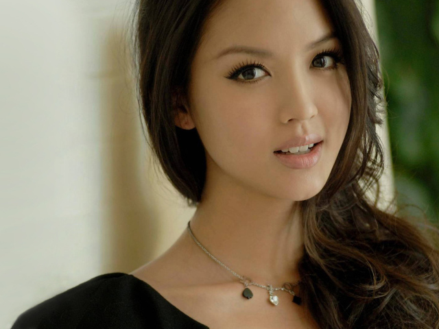 Девушка в ожерелье