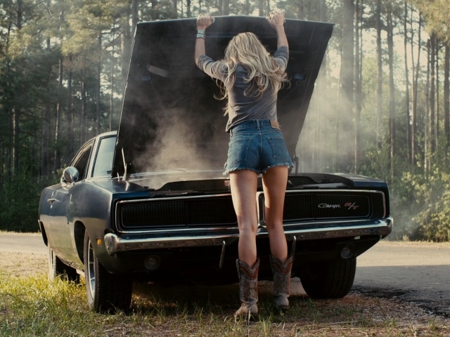 Девушка со сломанной машиной