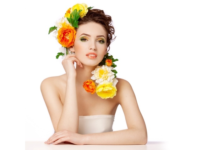 Девушка с цветами на голове