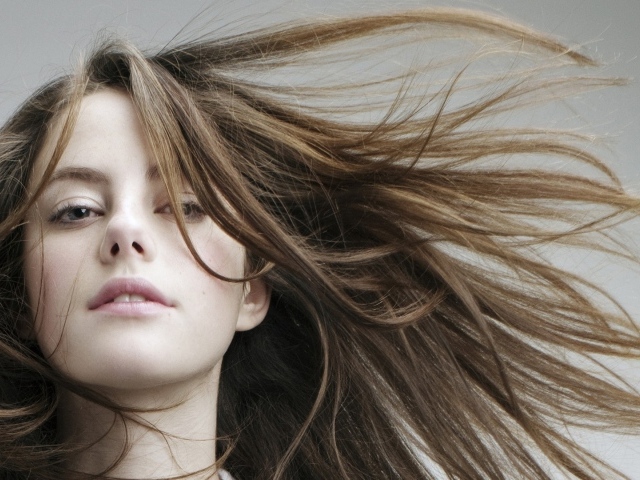 Девушка с развевающимися волосами