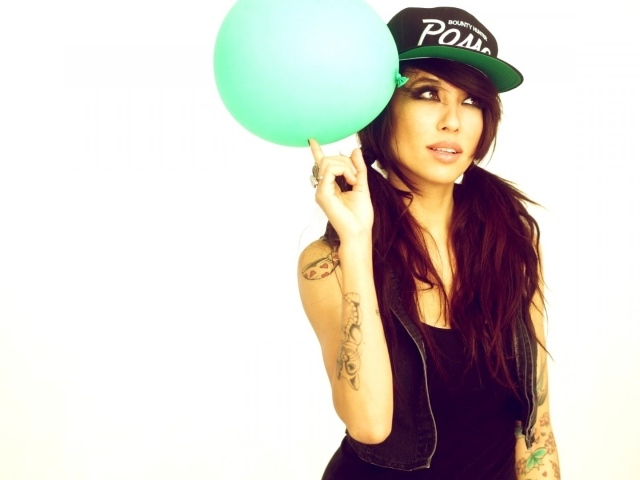 Девушка с зеленым шариком