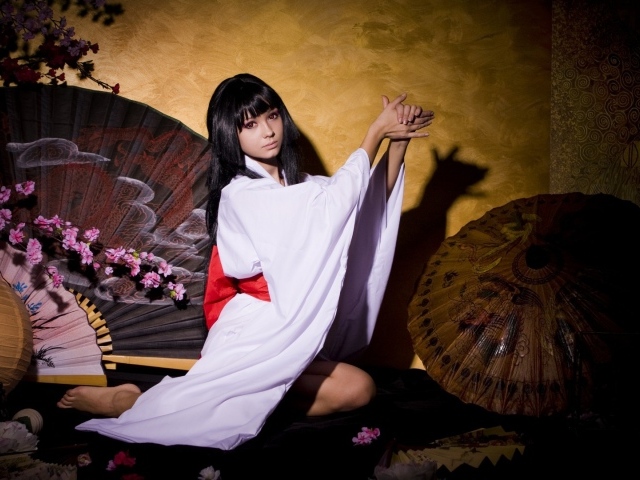 Японка показывает фигуру в театре теней