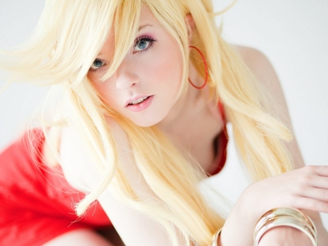 Портрет блондинки с серьгами