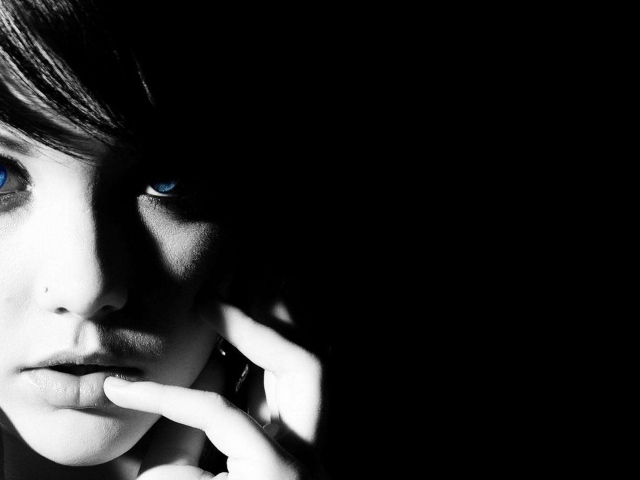 Портрет красивой девушки с голубыми глазами