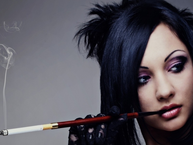 Девушка курит сигарету