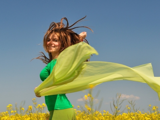 Девушка с зеленым платком