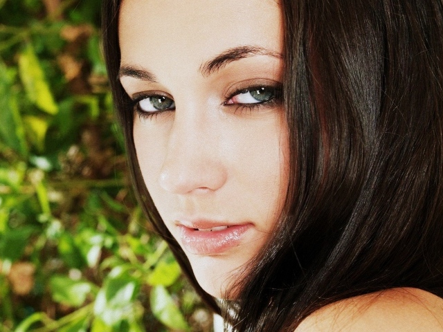 Лицо брюнетки 