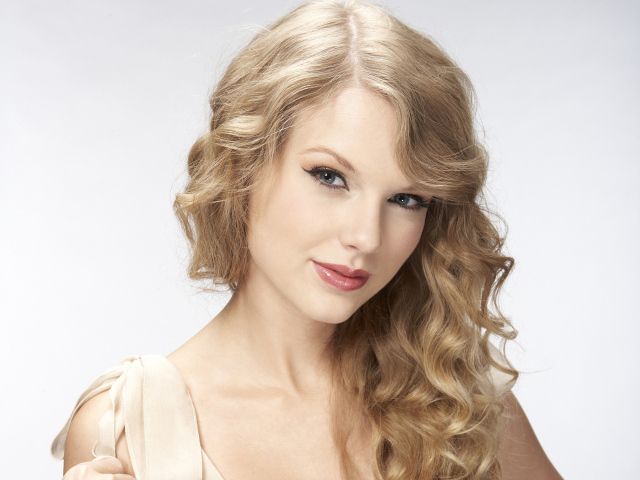Блондинка Тейлор Свифт