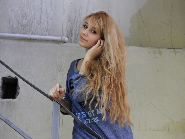 Блондинка с длинными волосами