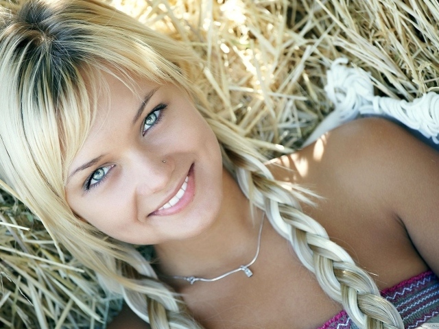 Блондинка с косичками