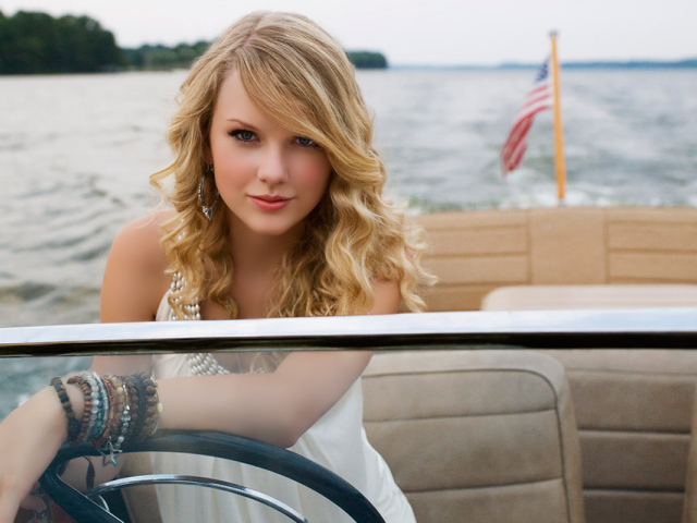 Тейлор Свифт на катере