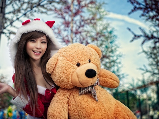 Девушка с медведем