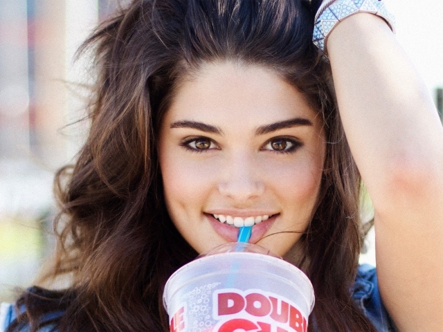 Кристина с коктейлем