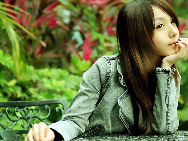 Мечтающая азиатская девушка