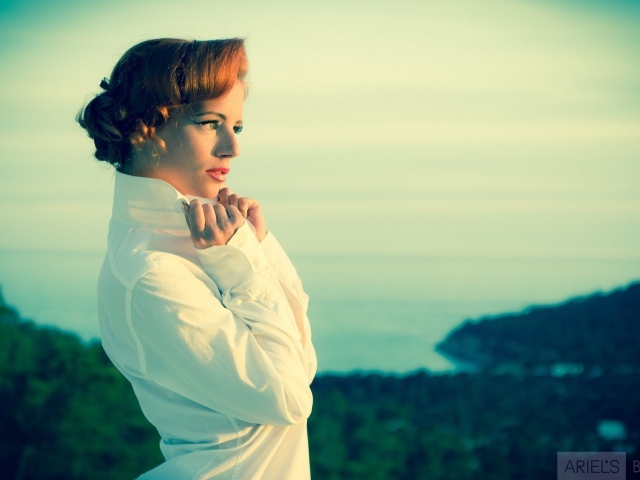 Девушка в белой куртке