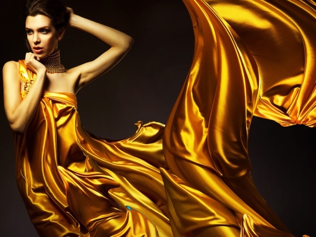 Девушка в платье золотистого цвета