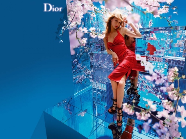 Девушка в красном платье, реклама Dior