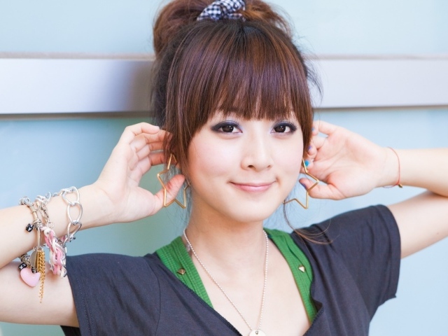 Японская девушка с украшениями