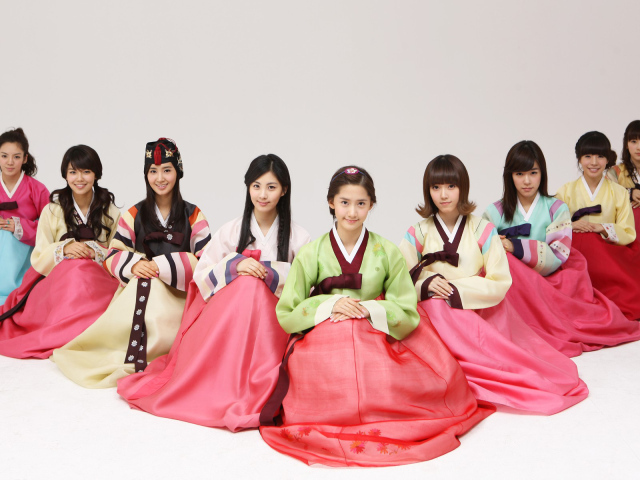 Корейские девушки в национальной одежде