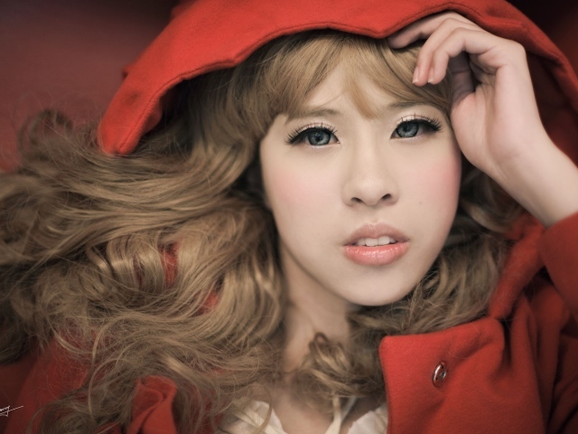 Девушка в красном пальто