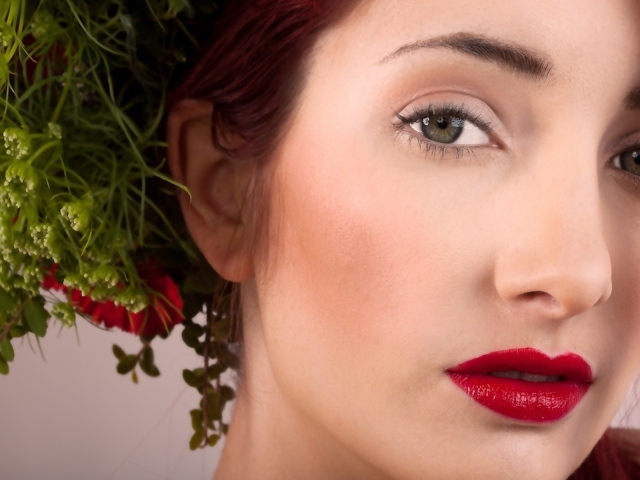 Сюсан с прической из цветов