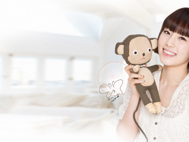 Корейская девушка с игрушкой